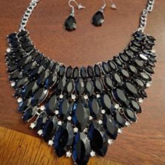 Dramatic Gothic statement necklace and earrings - Picture 2 of 2